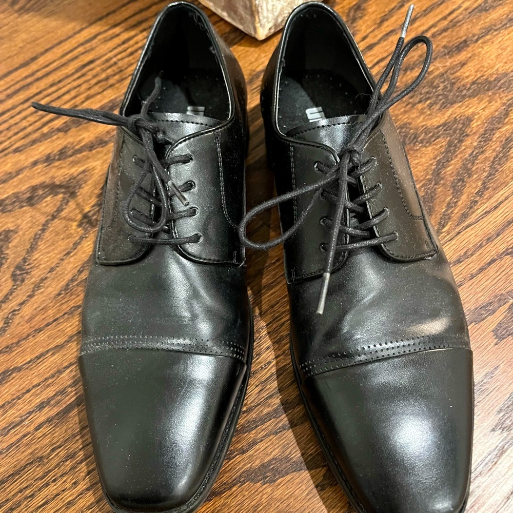 Kenneth Cole Black dress shoes. Size 7.5. Used once.